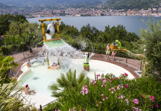 Kinderen spelen in het waterspeelpark met uitzicht op het Gardameer bij Weekend Glamping Resort - Safaritenten Gardameer.