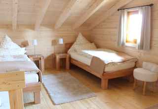 Gezellige houten lodge met twee eenpersoonsbedden bij Höhencamping Königskanzel in het Zwarte Woud.