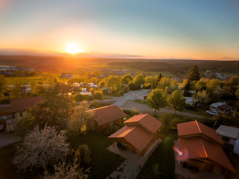 Hébergements glamping et emplacements de camping au coucher du soleil à Höhencamping Königskanzel en Forêt-Noire.