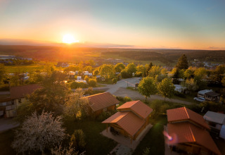 Hébergements glamping et emplacements de camping au coucher du soleil à Höhencamping Königskanzel en Forêt-Noire.