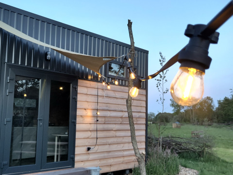 Buiten glamping bij Uitstek - Tiny Houses Drenthe met prikkabel verlichting en moderne houten hut.