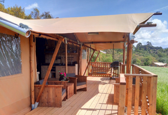 Casa da Vinha glamping in Alentejo con terrazza in legno, area relax, altalena e vista sulla natura circostante.