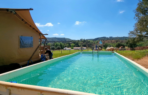 Glamping indkvartering med pool og udsigt over det naturskønne landskab hos Casa da Vinha i Alentejo.