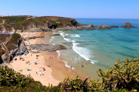 Prachtig zandstrand met rotsen bij Casa da Vinha - Glamping Lodges in Alentejo, Portugal.