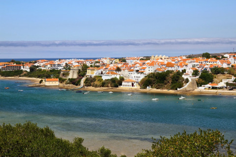 Vue pittoresque sur un village côtier et toits rouges près de Casa da Vinha - Glamping Lodges en Alentejo.