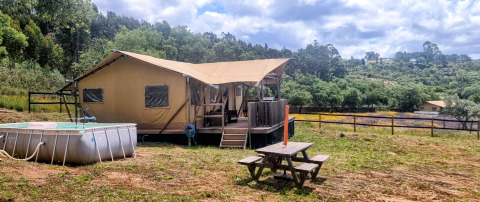 Casa da Vinha - Glamping Lodges en Alentejo avec tente de luxe, piscine et table de pique-nique champêtre.