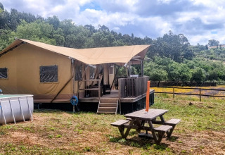 Casa da Vinha - Glamping Lodges in Alentejo con tenda di lusso, piscina e tavolo da picnic in campagna.