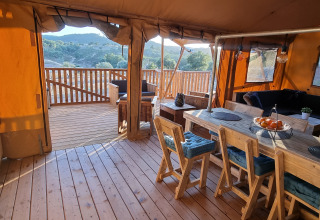 Vista interna delle Casa da Vinha Glamping Lodges in Alentejo con arredi in legno e terrazza.
