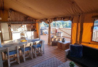 Casa da Vinha - Glamping Lodge in Alentejo met sfeervol houten interieur en zonnig terras met uitzicht.