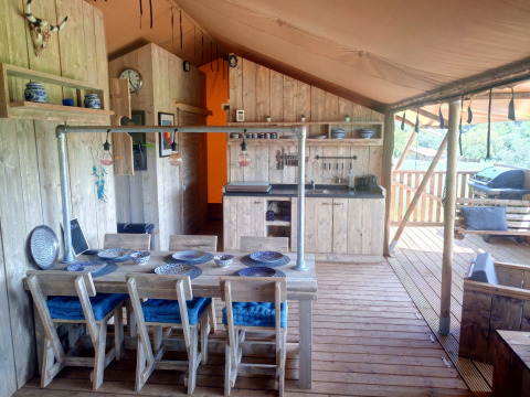 Indendørs billede af Casa da Vinha glamping lodge med træmøbler og åbent køkken i Alentejo.