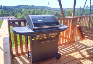 Barbecue all'aperto su terrazza in legno con vista a Casa da Vinha - Glamping Lodges in Alentejo.