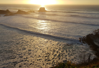Tramonto sulla costa vicino a Casa da Vinha - Glamping Lodges in Alentejo, Portogallo, con onde e scogliere.