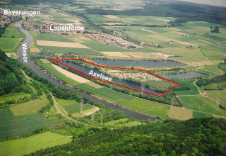 Luchtfoto van Camping Axelsee - Blokhutten Noordrijn-Westfalen in een groene omgeving nabij de Weser rivier.