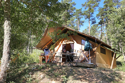 Glamping accommodatie bij Huttopia Gorges du Verdon in Alpes-de-Haute-Provence, met tent in het bos.