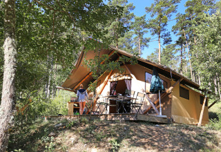 Alloggio glamping a Huttopia Gorges du Verdon nelle Alpes-de-Haute-Provence, con tenda e vista sul bosco.