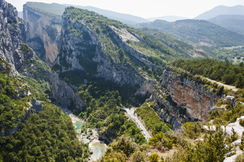 Vue panoramique sur les Gorges du Verdon près de Huttopia Gorges du Verdon glamping dans les Alpes-de-Haute-Provence.