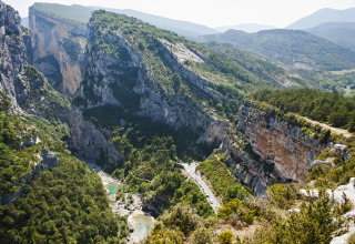 Vue panoramique sur les Gorges du Verdon près de Huttopia Gorges du Verdon glamping dans les Alpes-de-Haute-Provence.