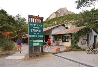 Entrée du glamping Huttopia Gorges du Verdon dans les Alpes-de-Haute-Provence, France, avec vue sur les montagnes.
