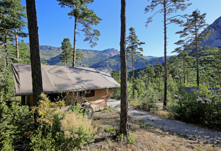 Glamping tent met hangmat in bosrijke bergen bij Huttopia Gorges du Verdon, Alpes-de-Haute-Provence, Frankrijk.