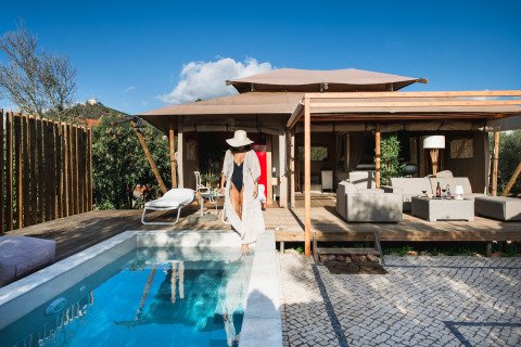 Glamping Lodge Lua in Algarve, Portugal, met privézwembad, houten terras en comfortabele buitenlounge.