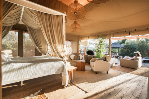 Alojamiento glamping Lodge Lua en Portugalvillas, Glamping Algarve, con decoración elegante y vistas naturales.