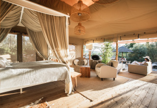 Luxe glampingaccommodatie Lodge Lua bij Portugalvillas in de Algarve, met stijlvolle inrichting en tuinzicht.