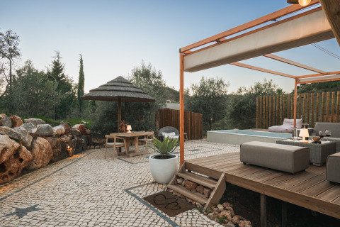Glamping Lodge Lua i Algarve, Portugal med udendørs lounge, pool, træterrasse og naturskønne omgivelser.
