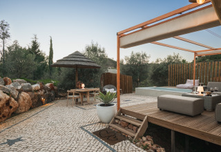 Glamping Lodge Lua - Portugalvillas in de Algarve met terras, zwembad, lounge en natuurlijke omgeving.