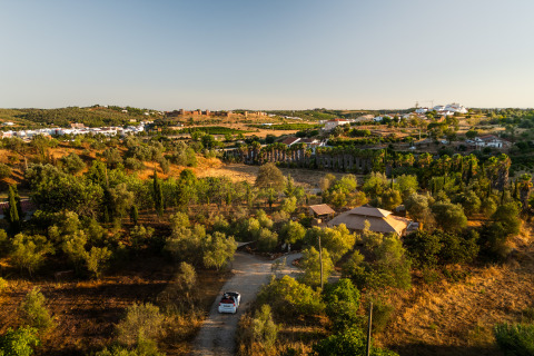 Lodge Lua glamping indkvartering i Algarve, Portugal, omgivet af natur og udsigt til landsbyen.