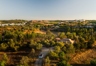 Alojamiento de glamping Lodge Lua en Algarve, Portugal, rodeado de naturaleza y vistas panorámicas.