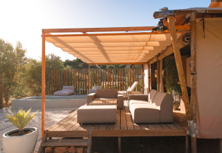 Udendørs loungeområde ved Lodge Lua – Portugalvillas Glamping Algarve med moderne møbler og solafskærmning.