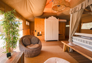 Interiør af Lodge Lua hos Portugalvillas - Glamping Algarve, luksustelt med kurvemøbler og træmøbler.