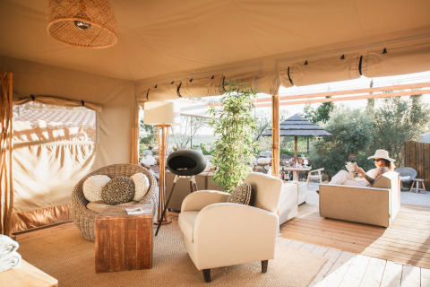 Knus glampingverblijf bij Lodge Lua, Portugalvillas, Algarve met comfortabele zitplaatsen en uitzicht buiten.