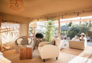 Hyggelig glampingindkvartering i Lodge Lua, Portugalvillas, Algarve med komfortable møbler og naturudsigt.