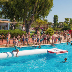 Los niños juegan en la piscina exterior - Camping Nautic Almata - Castelló d'Empuries, Costa Brava, España