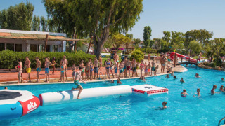 Los niños juegan en la piscina exterior - Camping Nautic Almata - Castelló d'Empuries, Costa Brava, España