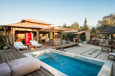 Luxe glampingaccommodatie met privézwembad en lounge bij Lodge Lua - Portugalvillas Algarve.