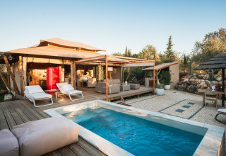 Alojamiento glamping de lujo con piscina privada y zona lounge en Lodge Lua - Portugalvillas Algarve.