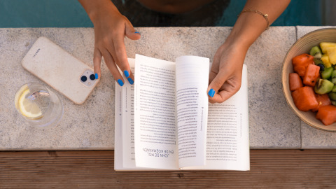 Relajándose junto a la piscina con un libro, fruta fresca y agua en Lodge Lua - Portugalvillas - Glamping Algarve.