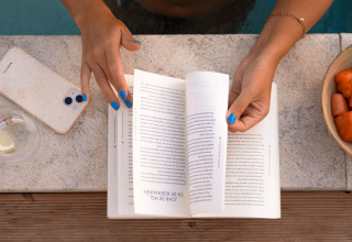 Ontspannen aan het zwembad met een boek, vers fruit en water bij Lodge Lua - Portugalvillas - Glamping Algarve.