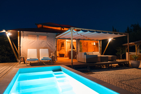 Aftenbillede af glampingindkvartering Lodge Lua ved glamping Algarve, Portugal, med pool og loungeområde