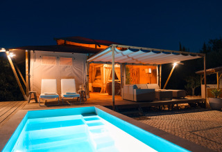 Aftenbillede af glampingindkvartering Lodge Lua ved glamping Algarve, Portugal, med pool og loungeområde