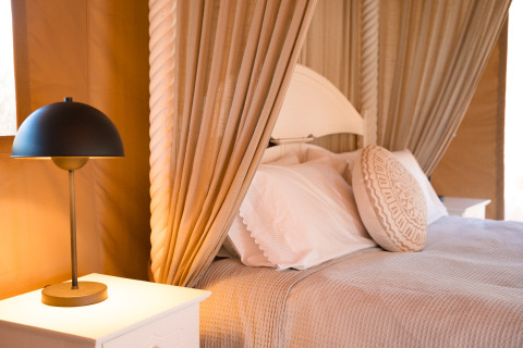 Knusse glamping slaapkamer in Lodge Lua, Portugalvillas - Glamping Algarve met moderne lamp en zachte gordijnen.