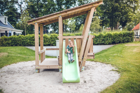 Niño en parque infantil - Ackersate Villatent - Voorthuizen, Gelderland, Países Bajos
