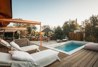 Luksuriøs glamping i Lodge Lua med privat pool, solsenge og udendørs lounge i Algarve, Portugal.