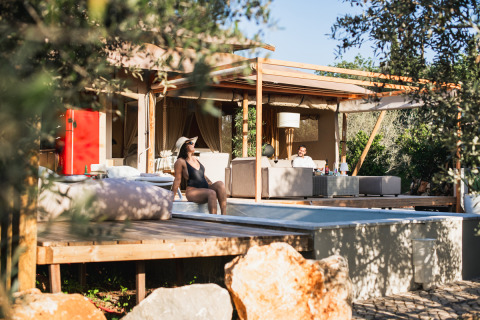 Luksuriøs glampingindkvartering Lodge Lua i Algarve, Portugal, med terrasse og afslappede gæster.