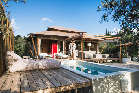Lodge Lua glamping accommodatie in Algarve, Portugal, met zwembad, houten terras en gezellige buitenlounge.
