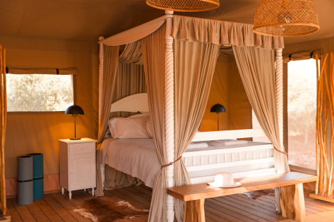 Alojamiento de glamping acogedor en Lodge Lua, Portugalvillas, Glamping Algarve con cama con dosel y luz natural.