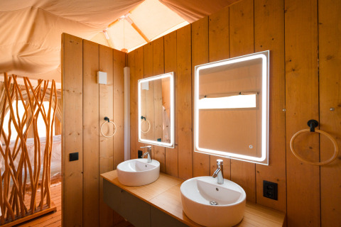 Moderne badkamer met houten panelen en dubbele wastafel bij Lodge Lua, Glamping Algarve, Portugalvillas.