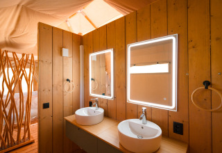 Moderne badkamer met houten panelen en dubbele wastafel bij Lodge Lua, Glamping Algarve, Portugalvillas.